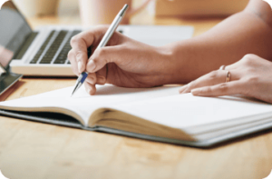 Uma pessoa aplicando os métodos de organização e produtividade